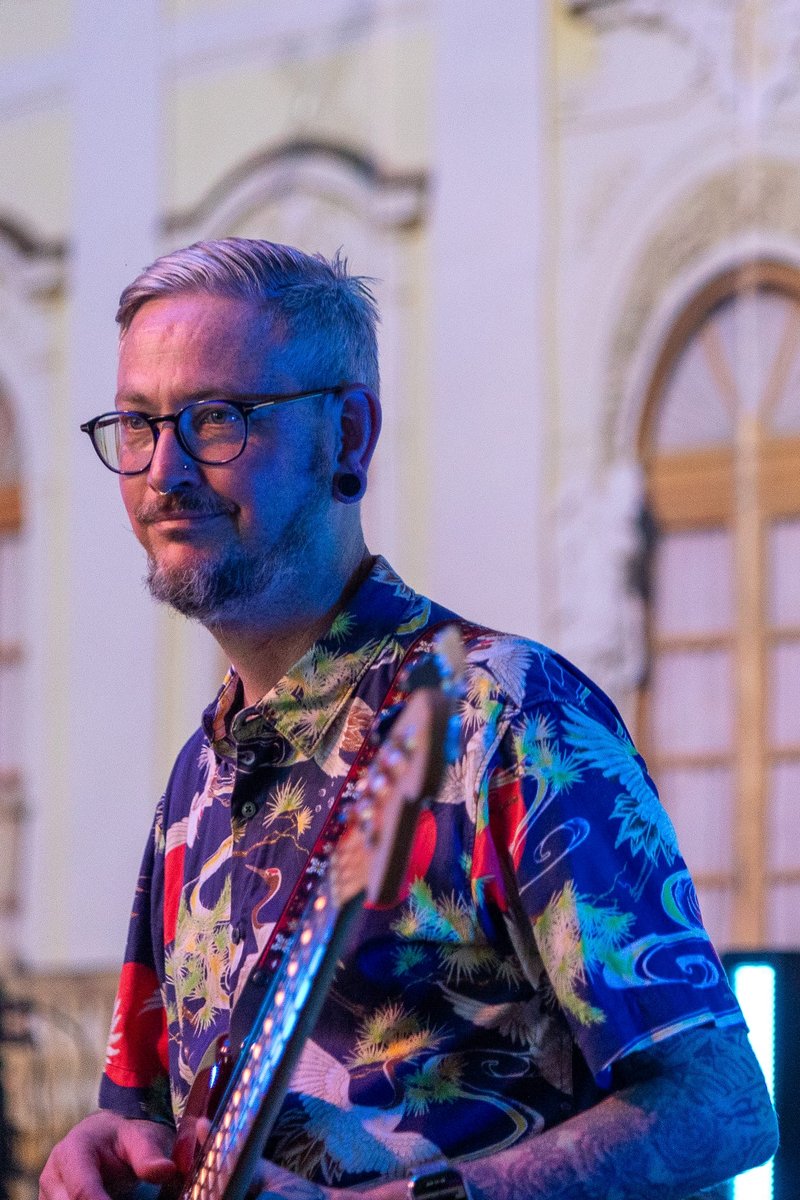 STOPPE live: Bassist im blauen und violetten Bühnenlicht