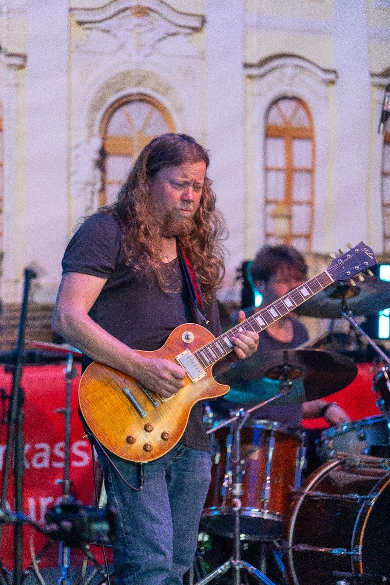 STOPPE live: E-Gitarre im Vordergrund und Schlagzeug auf der Bühne